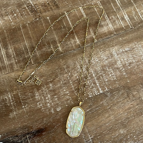 Kendra Scott Reid Faceted Necklace in Vintage Gold White Abalone - Picture 2 of 6